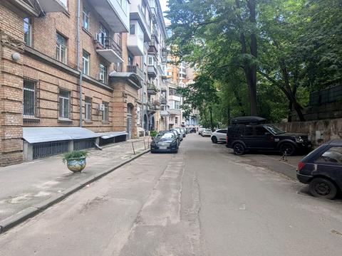 комерційна за адресою Кропивницького вул., 18