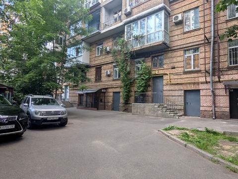 комерційна за адресою Кропивницького вул., 18