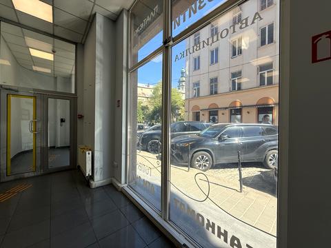 комерційна за адресою Валова вул., 15