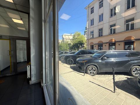 комерційна за адресою Валова вул., 15