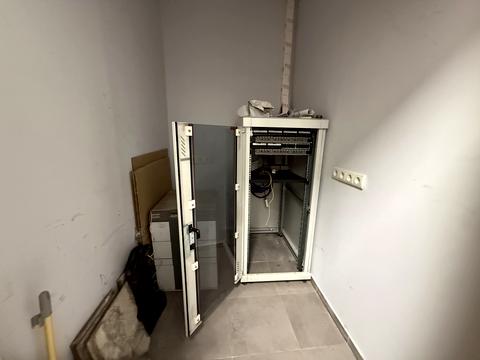 комерційна за адресою Валова вул., 15