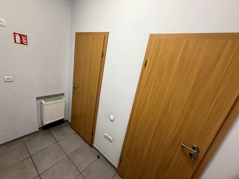 комерційна за адресою Валова вул., 15