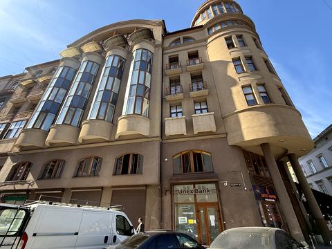 комерційна за адресою Валова вул., 15