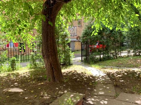 комерційна за адресою Дмитрівська вул., 37б