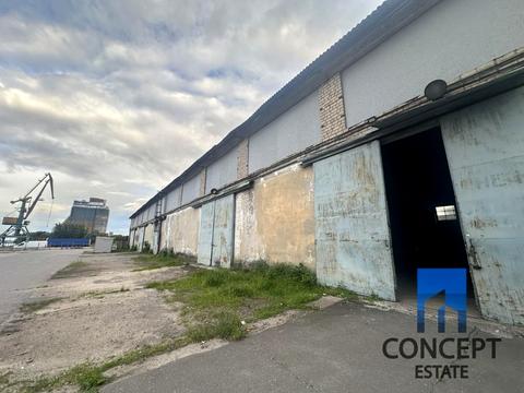 комерційна за адресою Десантників пл., 5