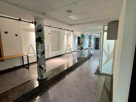 комерційна за адресою Володимирська вул., 77А