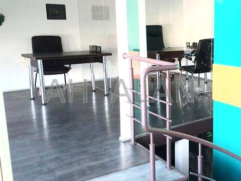 комерційна за адресою Дніпровська набережна вул., 23