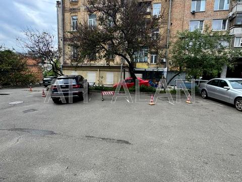 комерційна за адресою Володимирська вул., 77А
