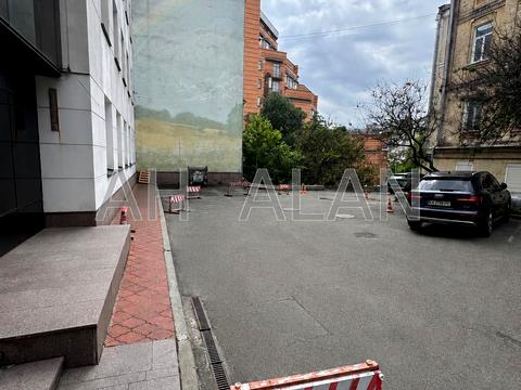 комерційна за адресою Володимирська вул., 77А