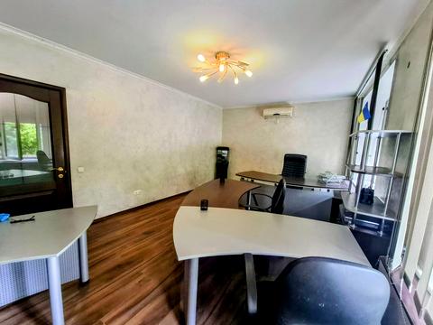 комерційна за адресою Шовковична вул., 30