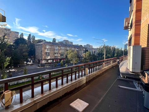 комерційна за адресою Лесі Українки бульв., 7-Б