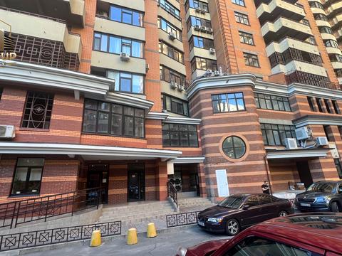 комерційна за адресою Лесі Українки бульв., 7-Б