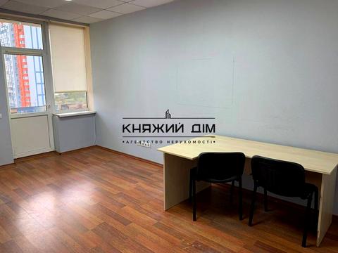 комерційна за адресою Лариси Руденко вул., 6а
