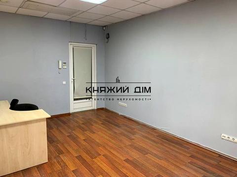 комерційна за адресою Лариси Руденко вул., 6а