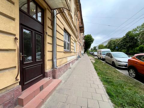 комерційна за адресою Митрополита Андрея вул., 18