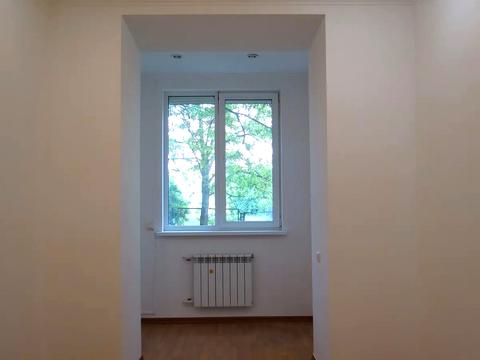 комерційна за адресою Анни Ахматової вул., 5