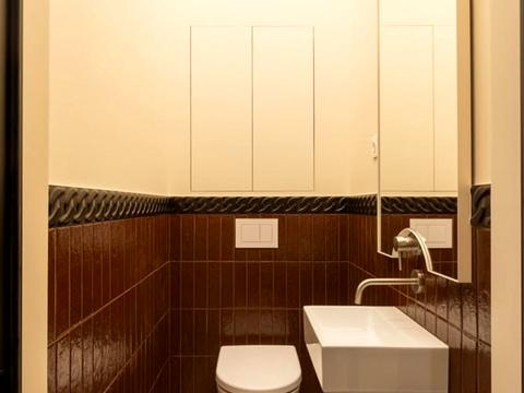 комерційна за адресою Саксаганського вул., 60