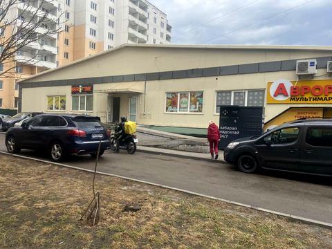 комерційна за адресою Володимира Момота вул., 42/5