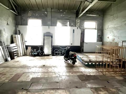 комерційна за адресою Автозаводська вул., 2а