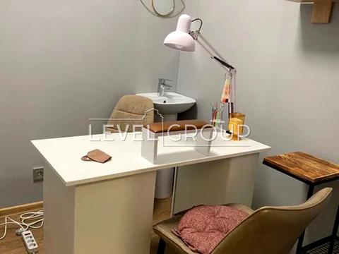 комерційна за адресою Миколи Ушакова вул., 8