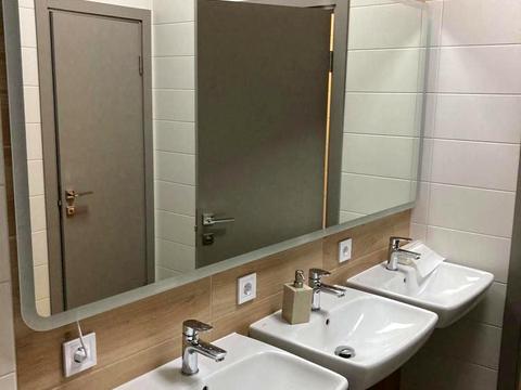 комерційна за адресою майдан Незалежності пл., 1