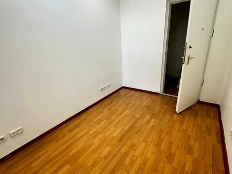 комерційна за адресою Анни Ахматової вул., 5
