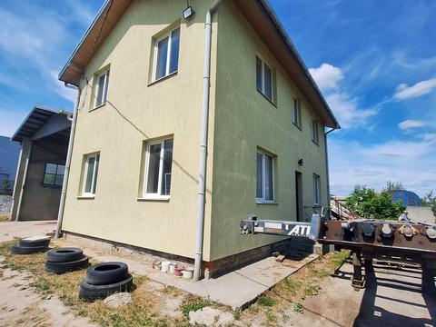 комерційна за адресою Конюшинна вул., 1