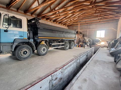 комерційна за адресою Конюшинна вул., 1
