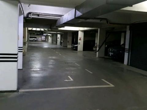 паркомісце за адресою Старонаводницька вул., 13