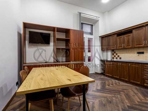 комерційна за адресою Саксаганського вул., 84/86