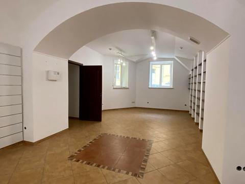 комерційна за адресою Винниченка, 4