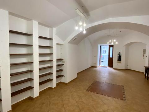 комерційна за адресою Винниченка, 4