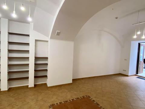 комерційна за адресою Винниченка, 4