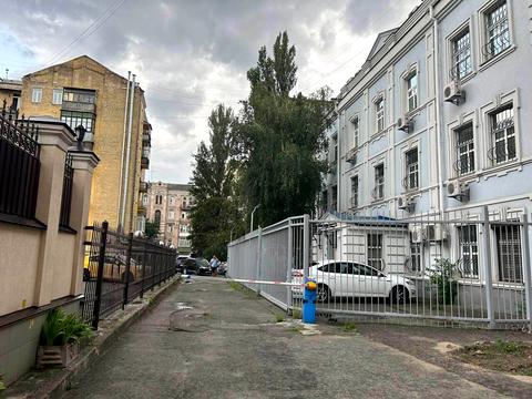 комерційна за адресою Саксаганського вул., 111а