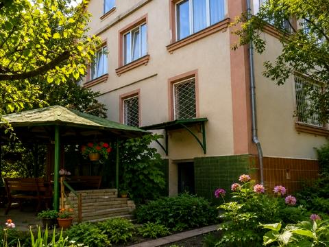 будинок за адресою Набережна вул.