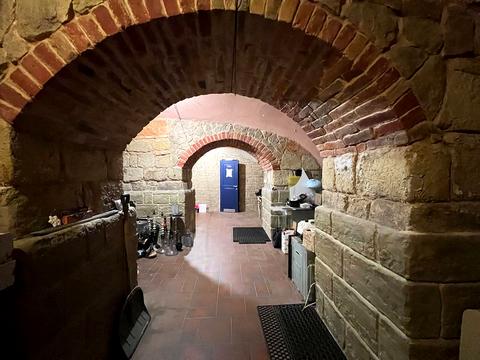 комерційна за адресою Театральна вул., 23