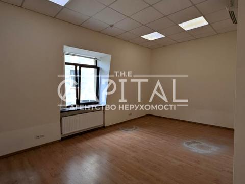 комерційна за адресою Софіївська пл., 18