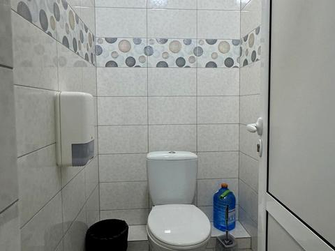 комерційна за адресою Кам'янецька вул., 1