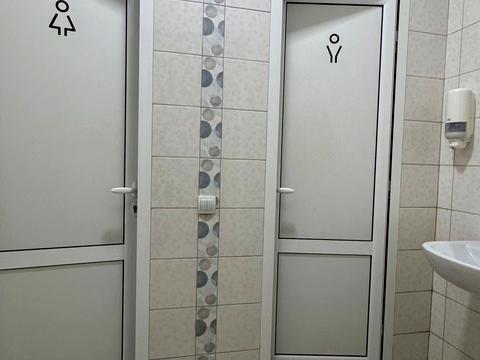 комерційна за адресою Кам'янецька вул., 1
