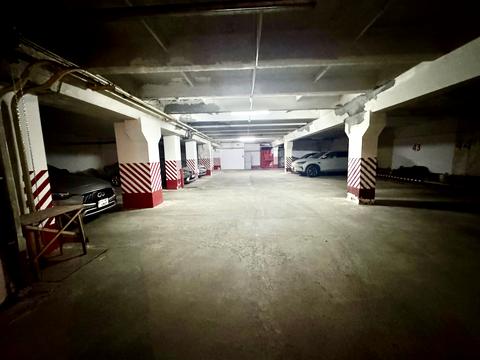 паркомісце за адресою Варязький пров., 14