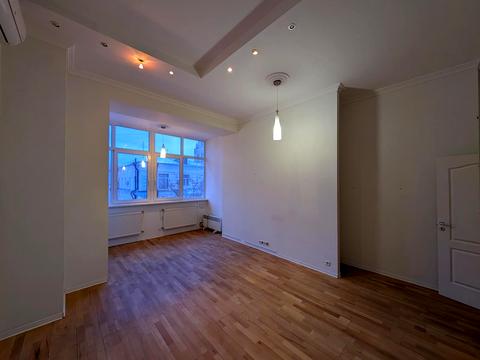 комерційна за адресою Володимирська вул., 43