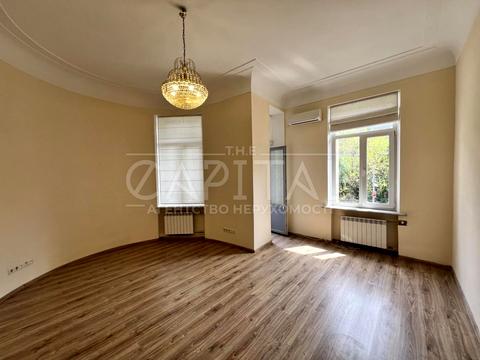 комерційна за адресою Інститутська вул., 18