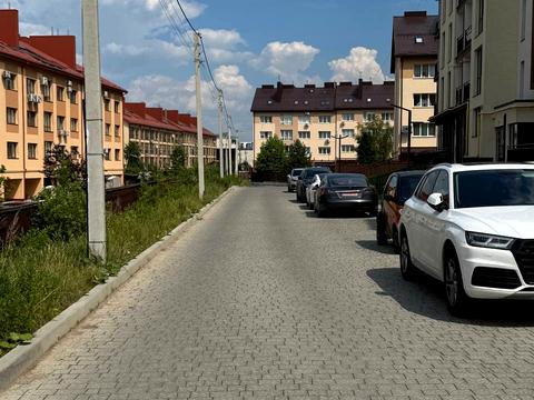 паркомісце за адресою Героїв Крут вул., (Будинок 1)