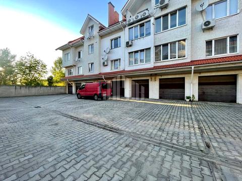 паркомісце за адресою Паркова вул., 3