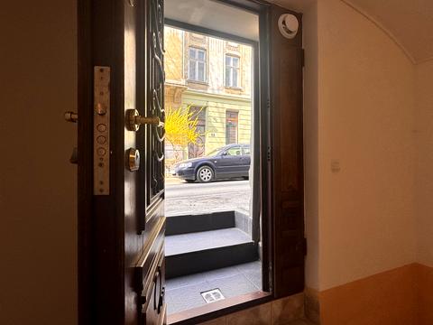 коммерческая по адресу Лычаковская ул. (Ленина), 24