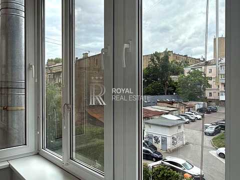 комерційна за адресою Саксаганського вул., 42