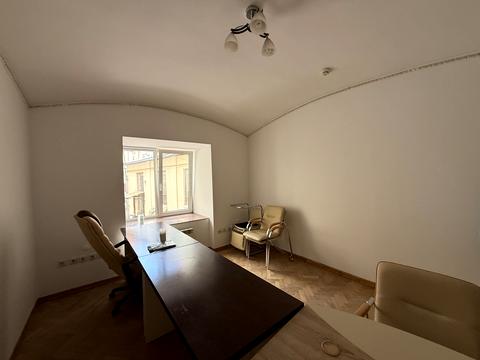 комерційна за адресою Чернівці, Центральна пл., 7