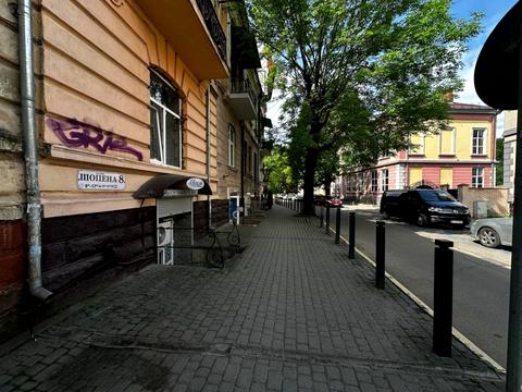комерційна за адресою Шопена вул., 8