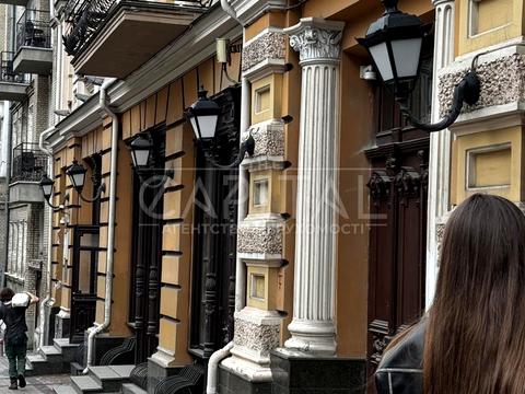 комерційна за адресою Михайлівська вул., 11