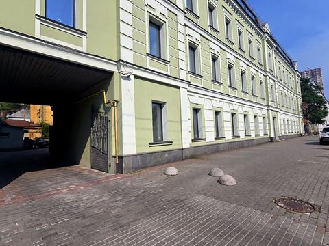 комерційна за адресою Жилянська вул., 143
